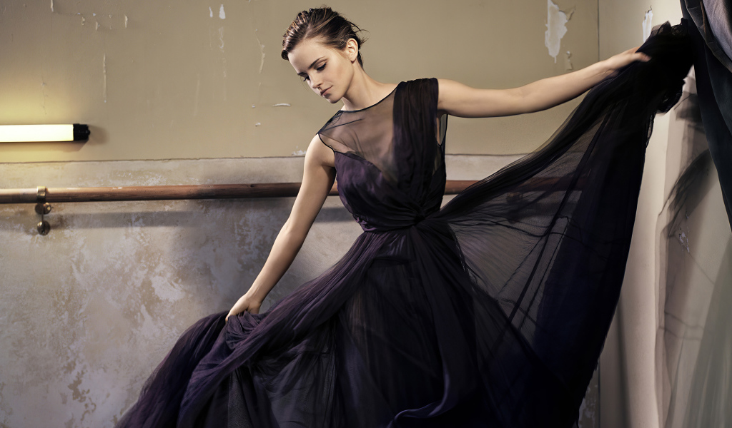 Актриса Эмма Уотсон в красивом черном платье в зале