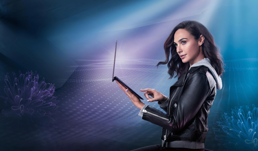 Актриса Галь Гадот с ноутбуком в руках