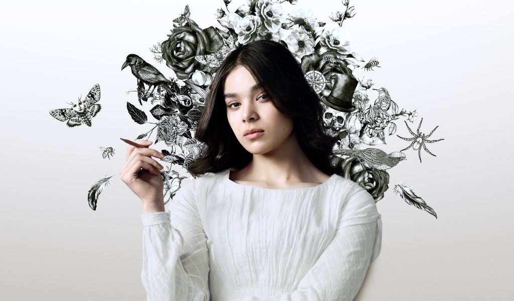 Актриса Хейли Стейнфилд в белом наряде на фоне рисунка на стене