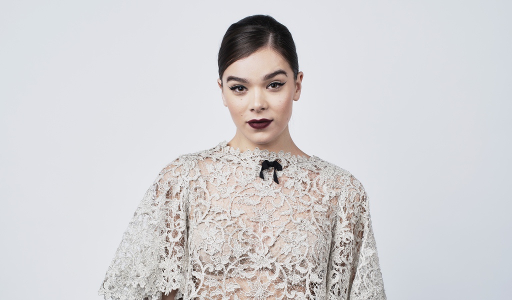 Актриса Хейли Стейнфилд в белом кружевном платье 