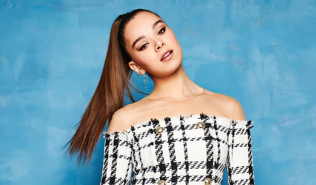 Актриса Хейли Стейнфилд на голубом фоне