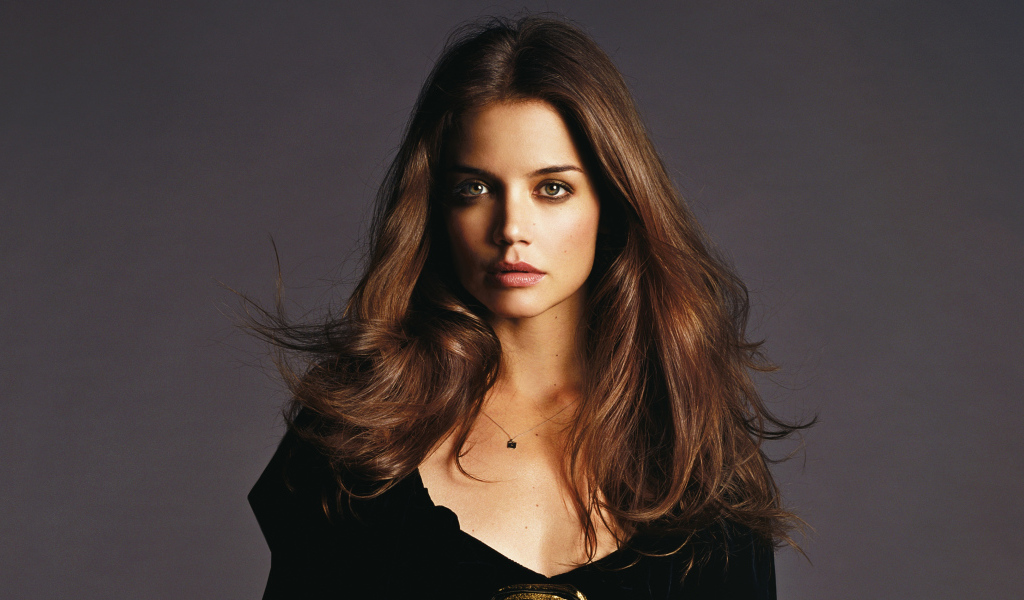 Актриса Кэти Холмс на сером фоне