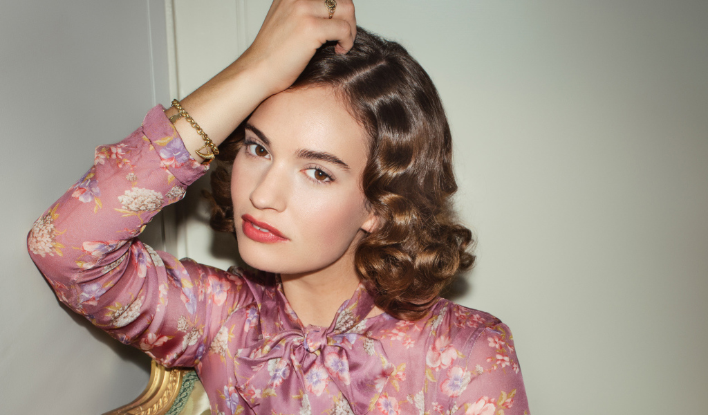 Актриса Лили Джеймс на сером фоне