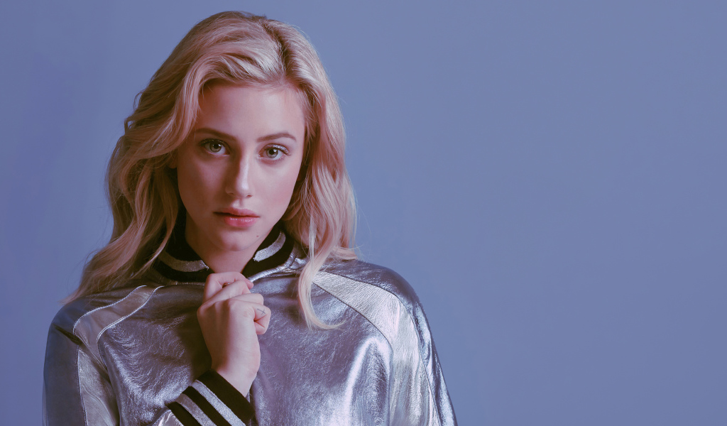 Актриса Лили Рейнхарт на сером фоне