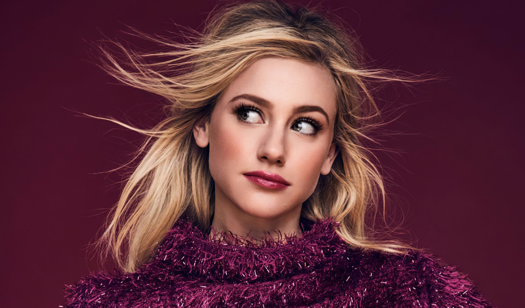 Актриса Лили Рейнхарт на розовом фоне