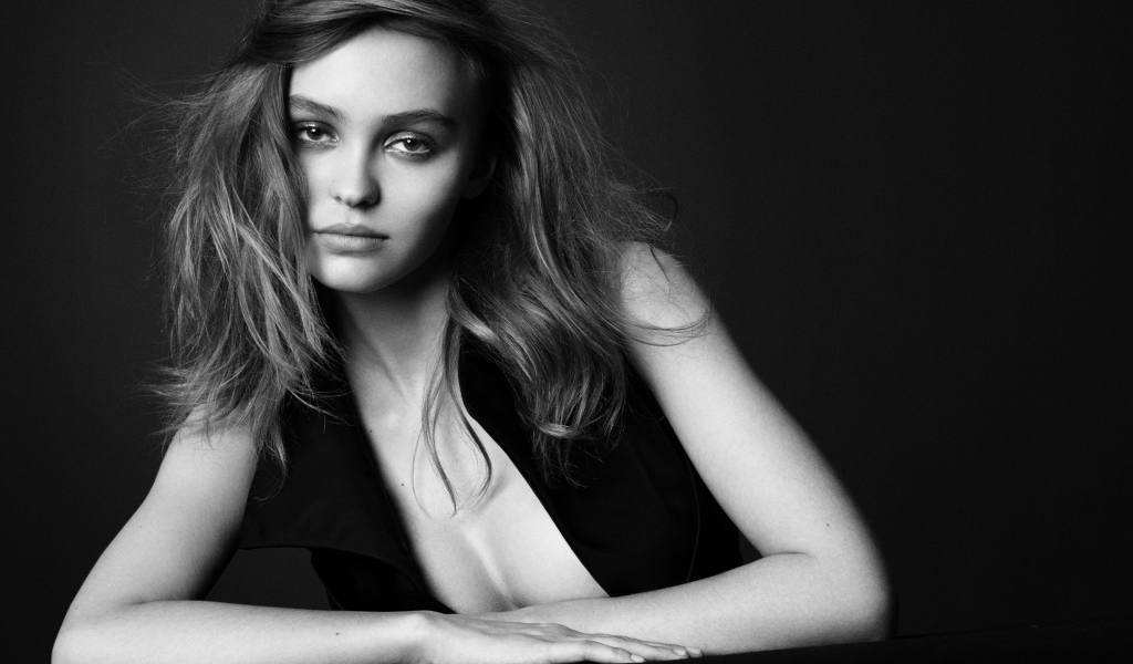 Актриса Лили-Роуз Мелоди Депп черно-белое фото