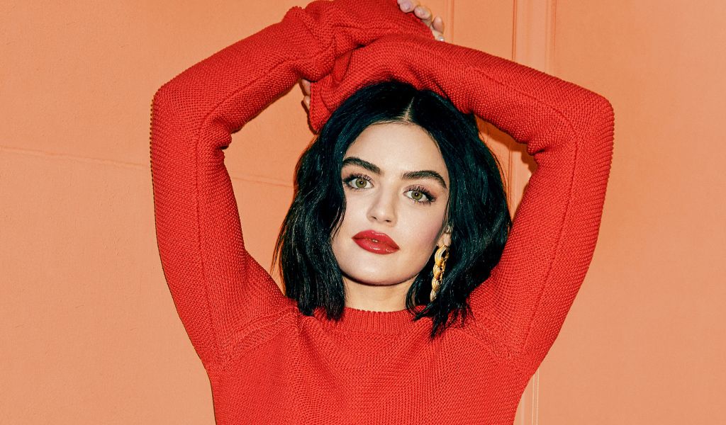 Актриса Люси Хейл в красном свитере