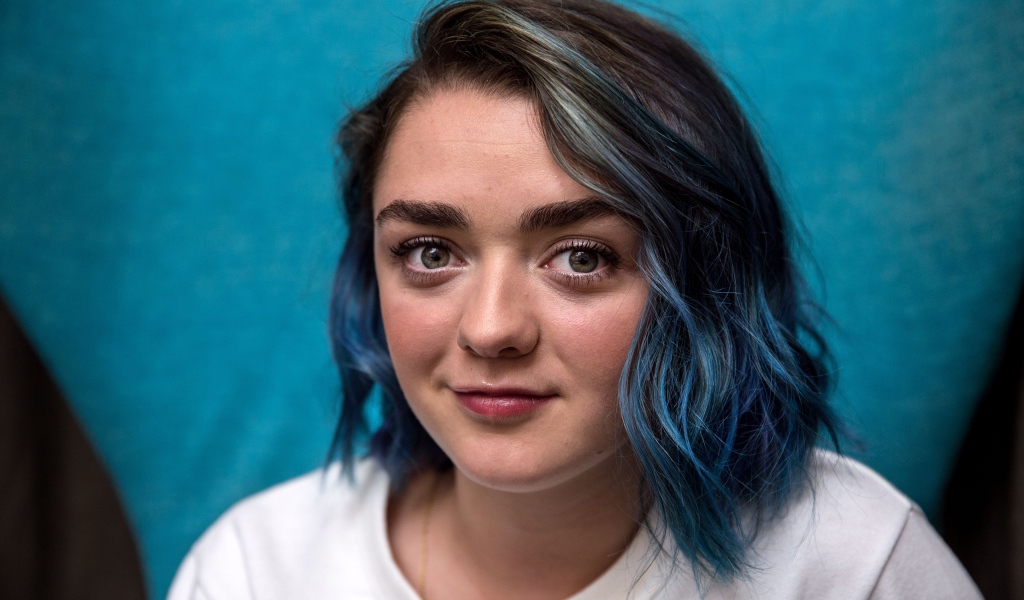 Актриса Мэйси Уильямс с голубыми волосами