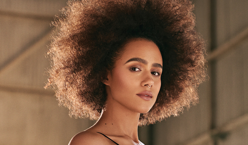 Актриса Натали Эммануэль с прической