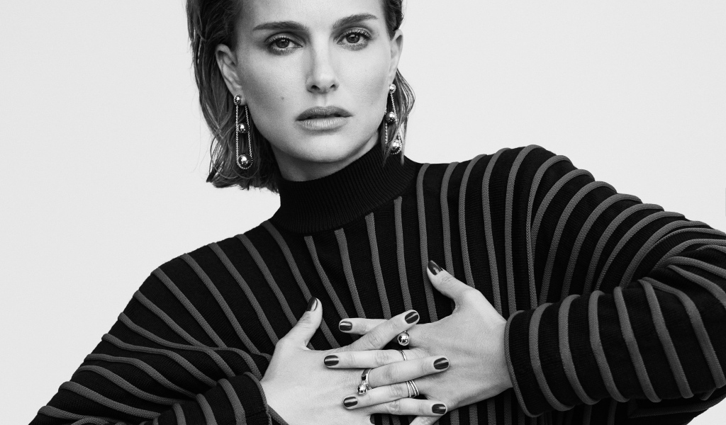 Актриса Натали Портман с украшениями черное белое фото