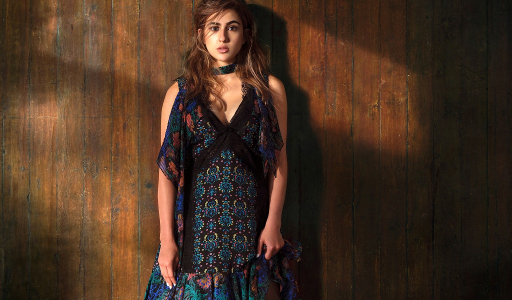 Актриса Сара Али Хан в платье у стены