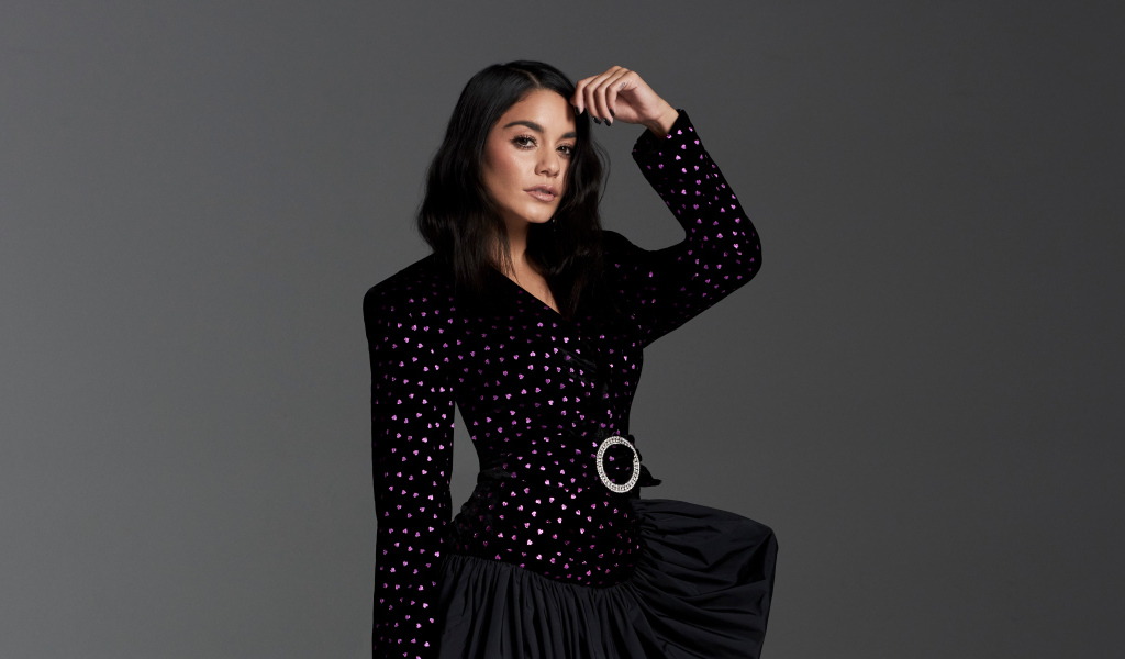 Актриса Ванесса Хадженс в костюме на сером фоне