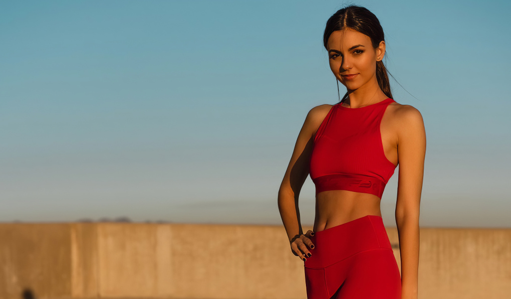 Актриса Виктория Джастис в красном костюме