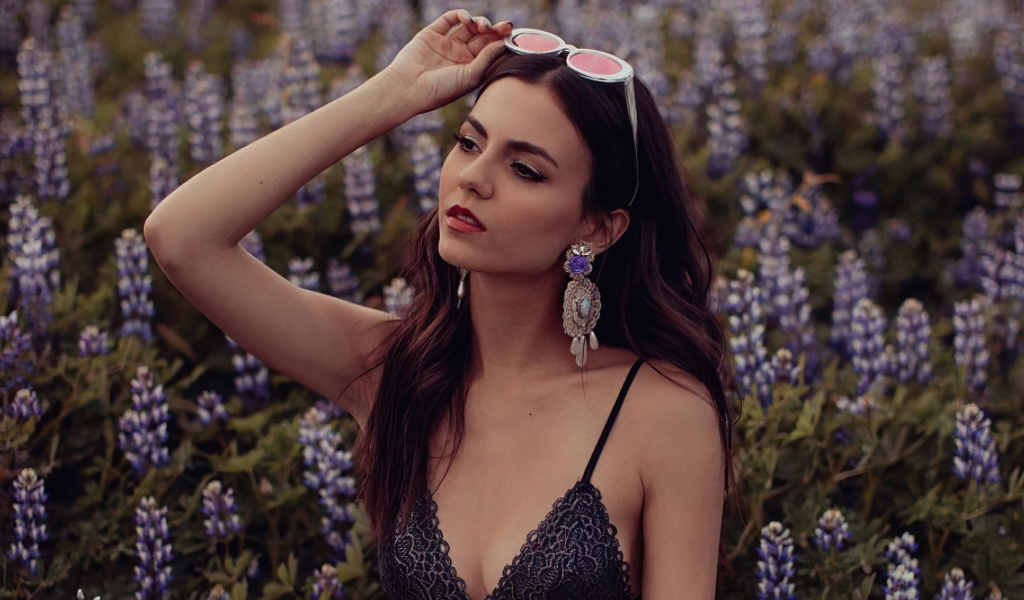 Актриса Виктория Джастис на поле с цветами