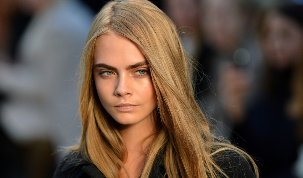 Актриса, блондинка Кара Делевинь с задумчивым взглядом