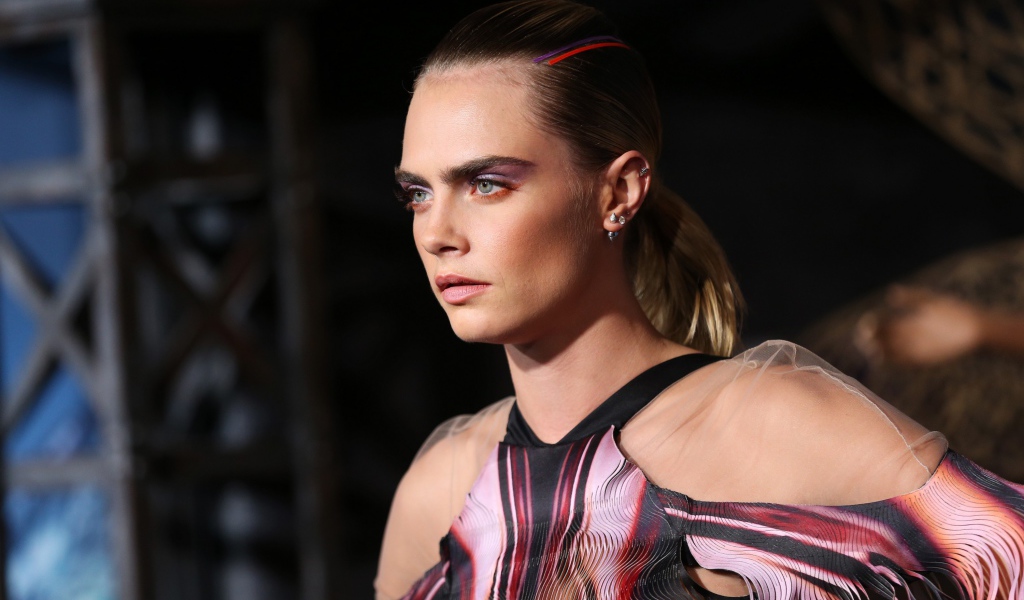 Актриса и модель Кара Делевинь в платье