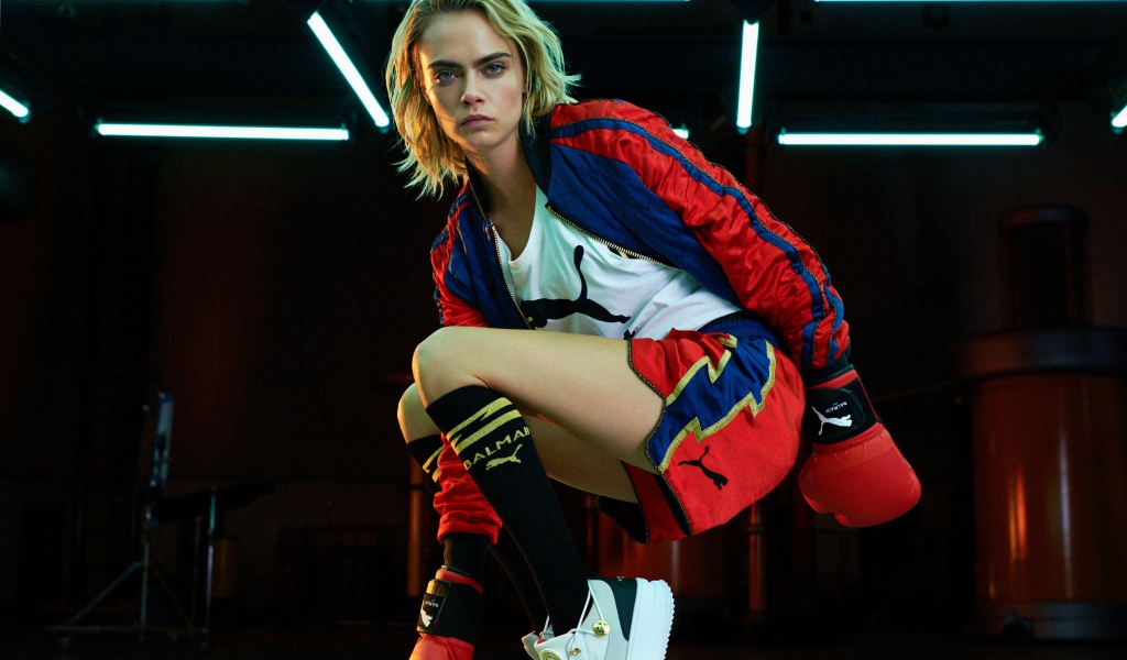 Актриса и модель Кара Делевинь в боксерских перчатках