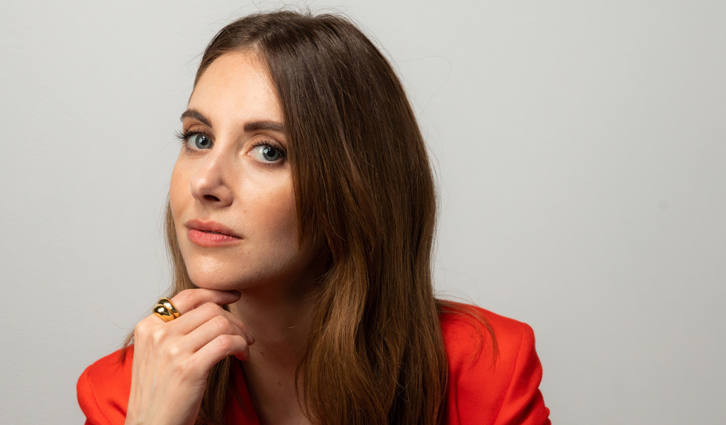 Американская актриса Элисон Бри на сером фоне