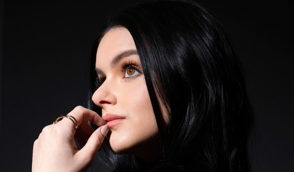 Американская актриса Ариэль Уинтер в черными волосами