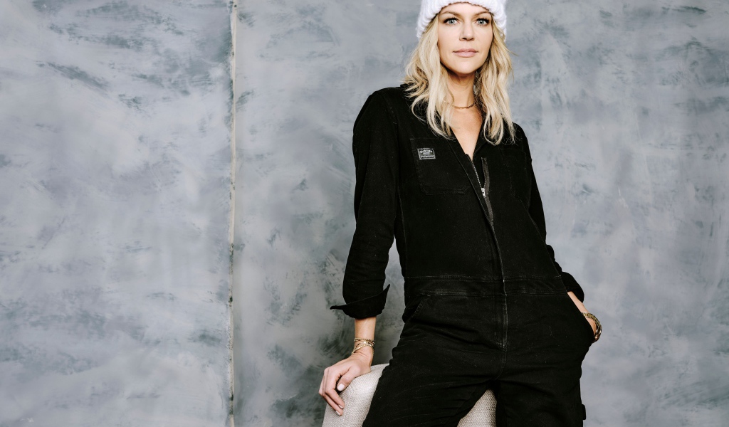 Американская актриса Кейтлин Олсон  в черном костюме