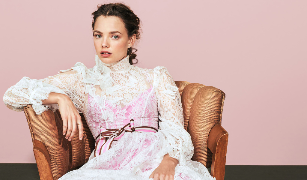 Американская актриса Кристин Фросет в розовом платье в кресле