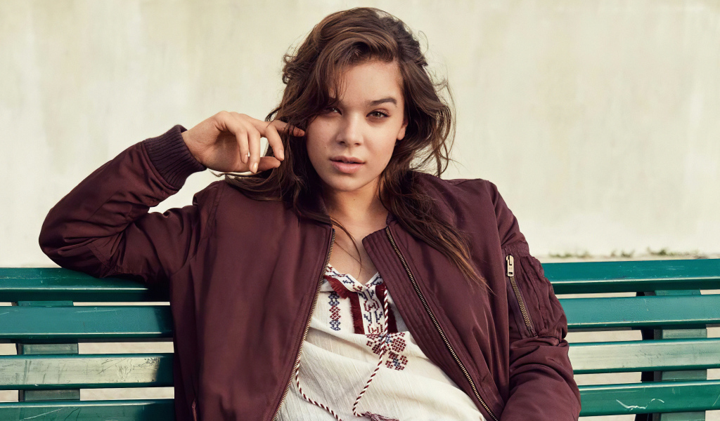 Американская актриса Хейли Стейнфилд сидит на лавке