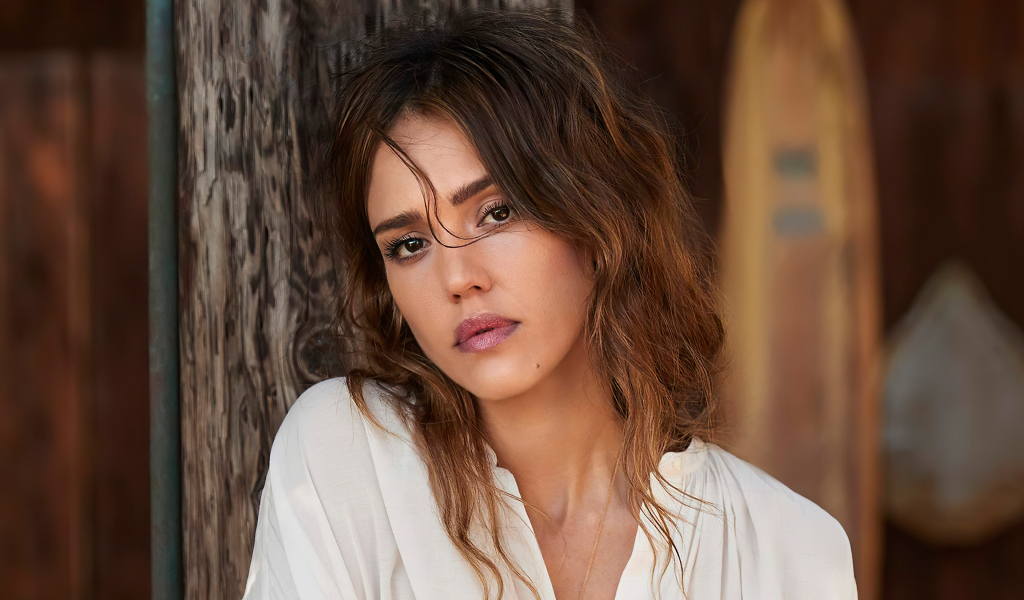 Американская актриса Джессика Альба в белой рубашке