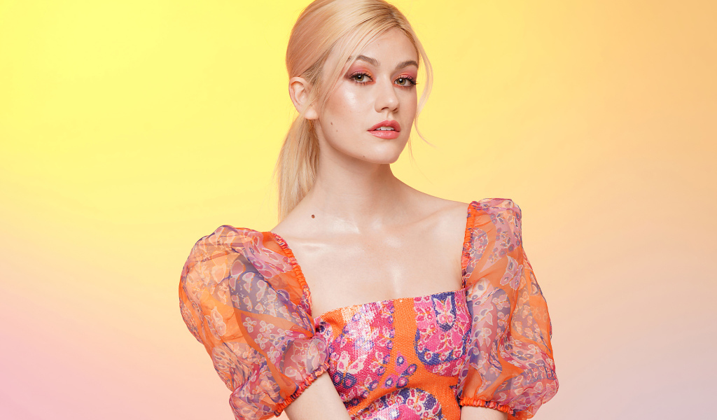 Американская актриса Кэтрин Макнамара в платье