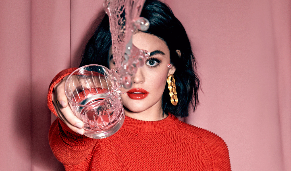 Американская актриса Люси Хейл со стаканом воды