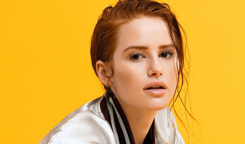 Американская актриса Мэделин Петш на желтом фоне