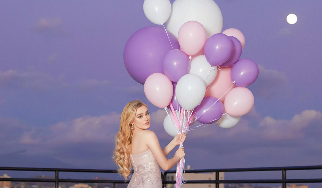 Американская актриса Мэг Доннелли с воздушными шариками
