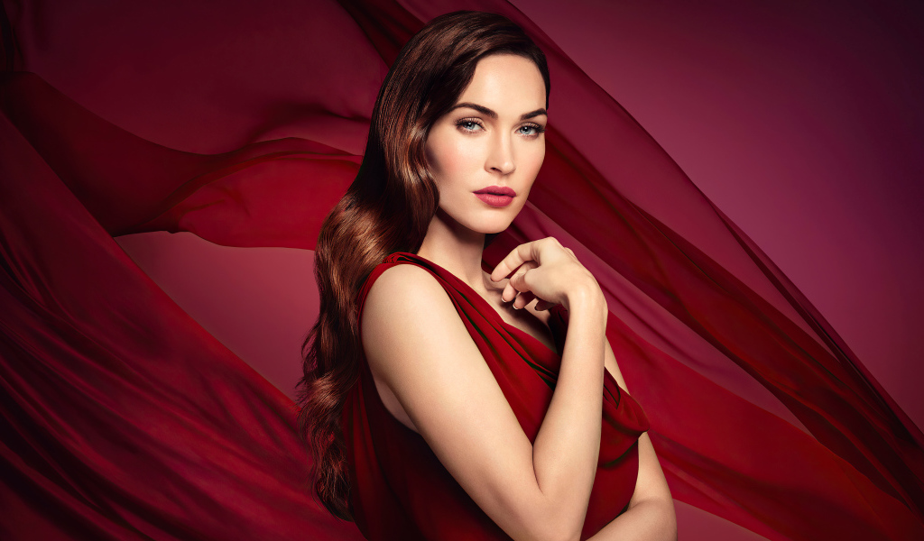 Американская актриса Меган Фокс на красном фоне