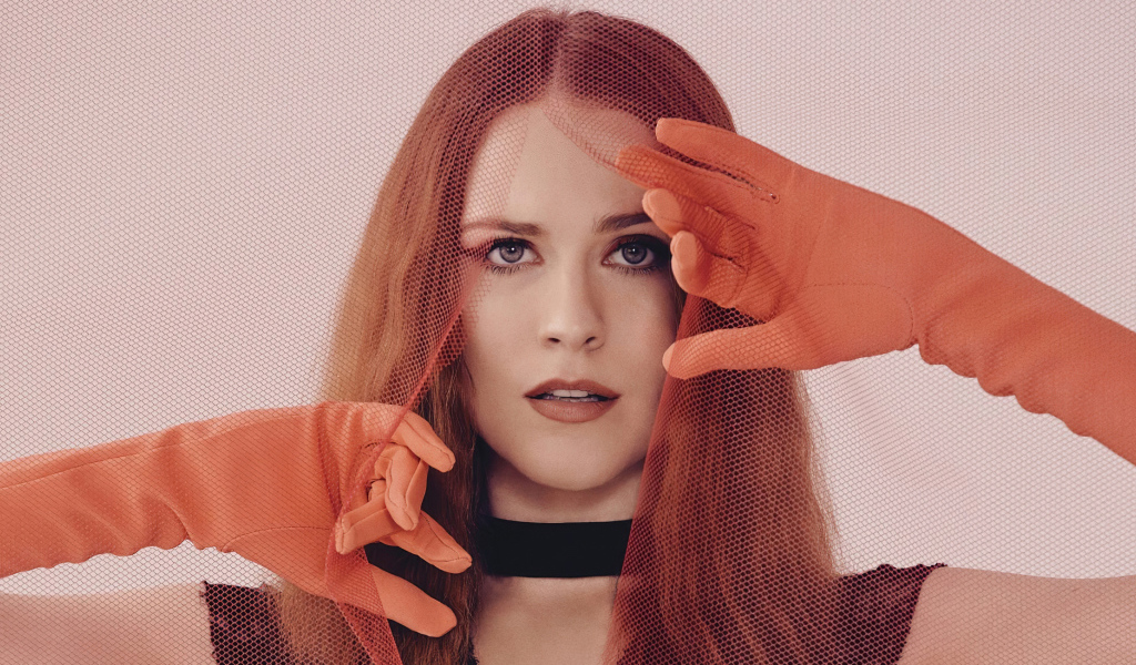 Американская актриса Рэйчел Броснахэн с рыжими волосами