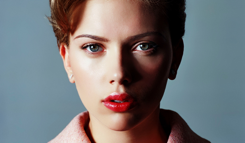 Лицо американской актрисы Скарлетт Йоханссон крупным планом