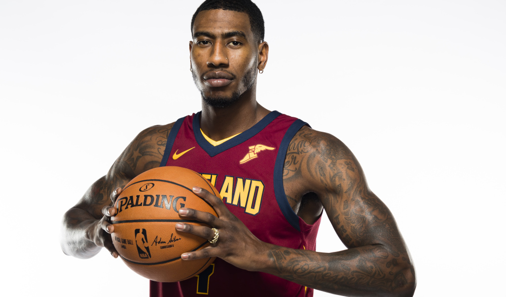 Американский баскетболист Иман Шамперт с мячом в руках на белом фоне