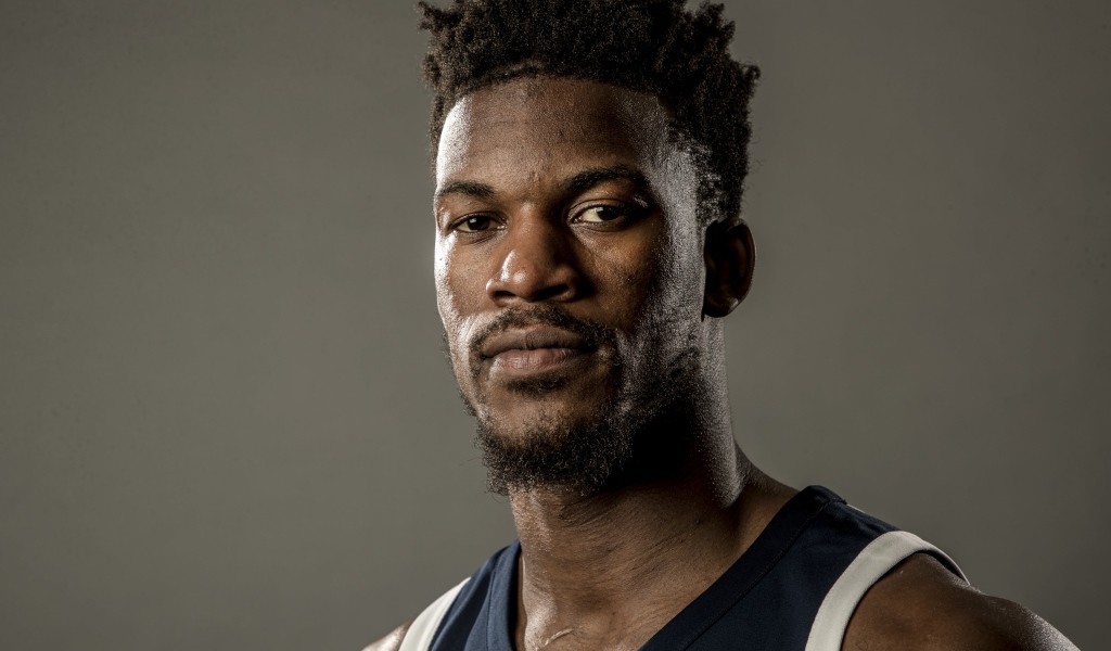 Американский баскетболист Джимми Батлер на сером фоне