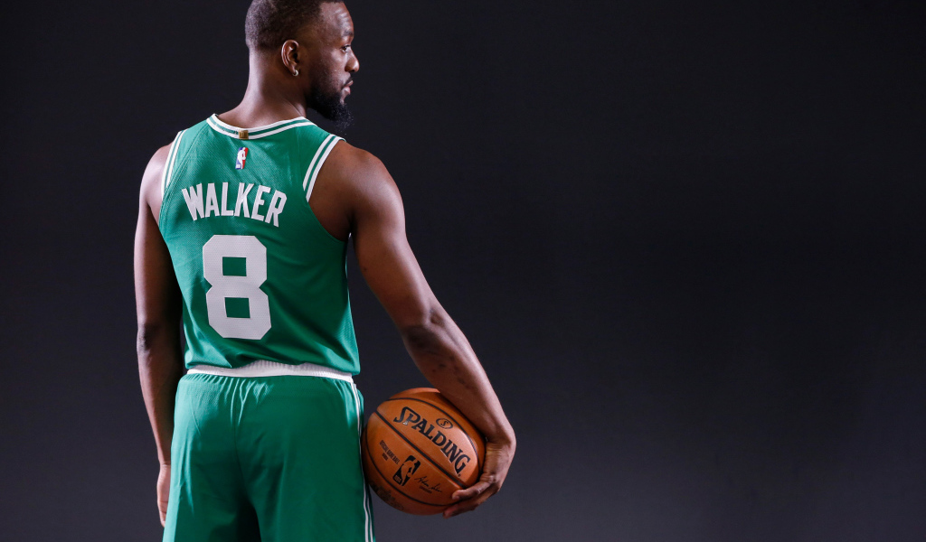 Американский баскетболист Кемба Уокер в форме с мячом