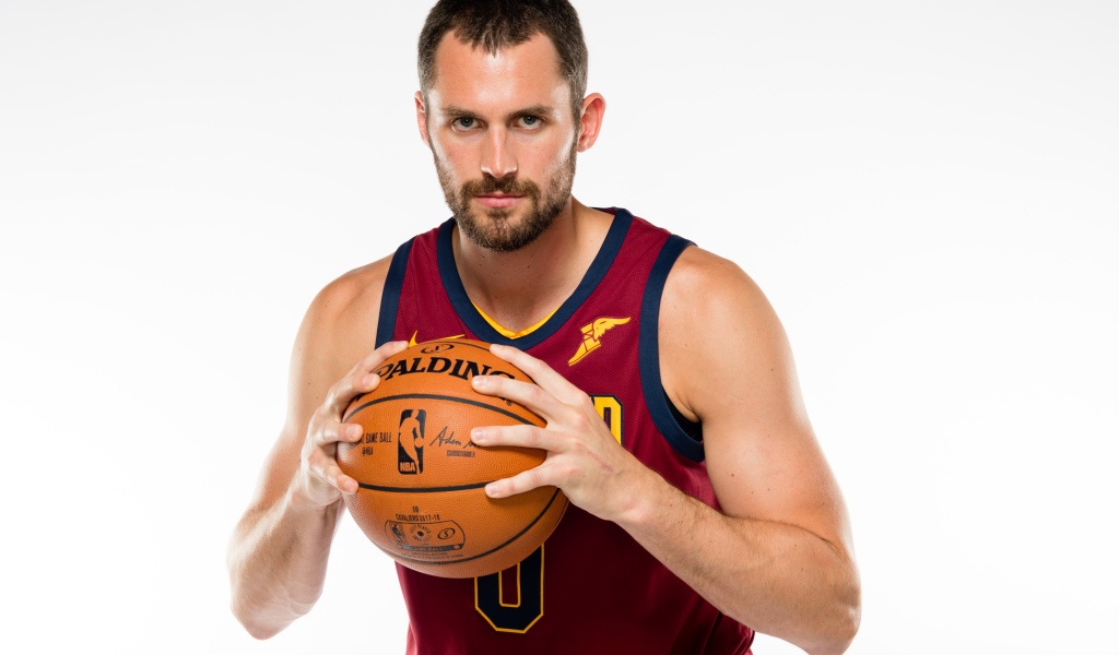 Американский баскетболист Кевин Лав с мячом в руках на белом фоне