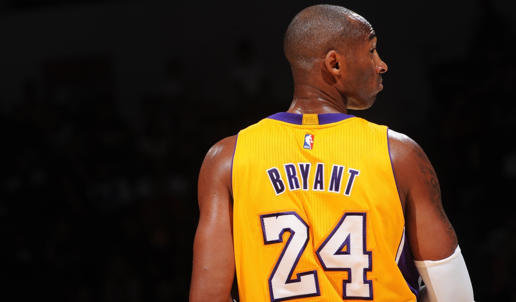 Американский баскетболист Коби Брайант вид сзади