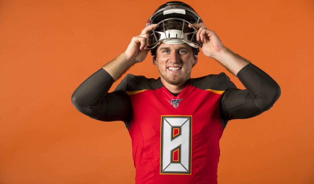 Защитник американского футбола Джош Маккоун в шлеме