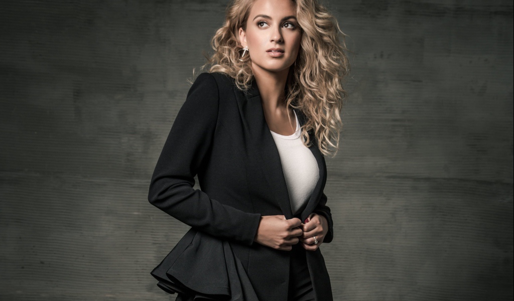 Американская певица Тори Келли в черном костюме