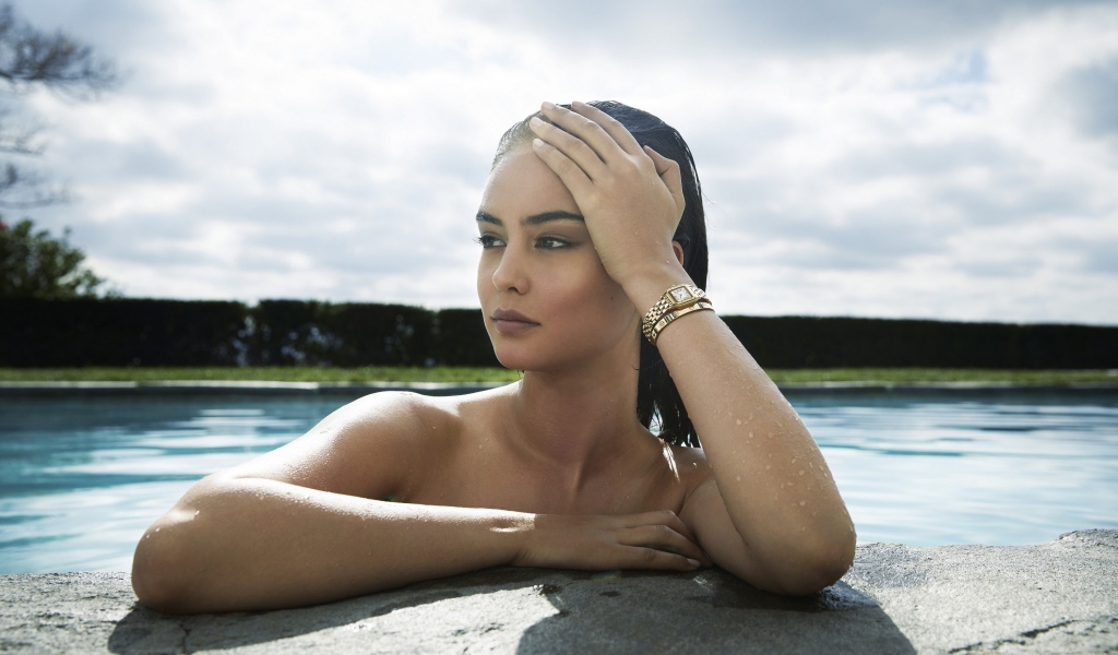 Австралийская актриса Кортни Итон в бассейне