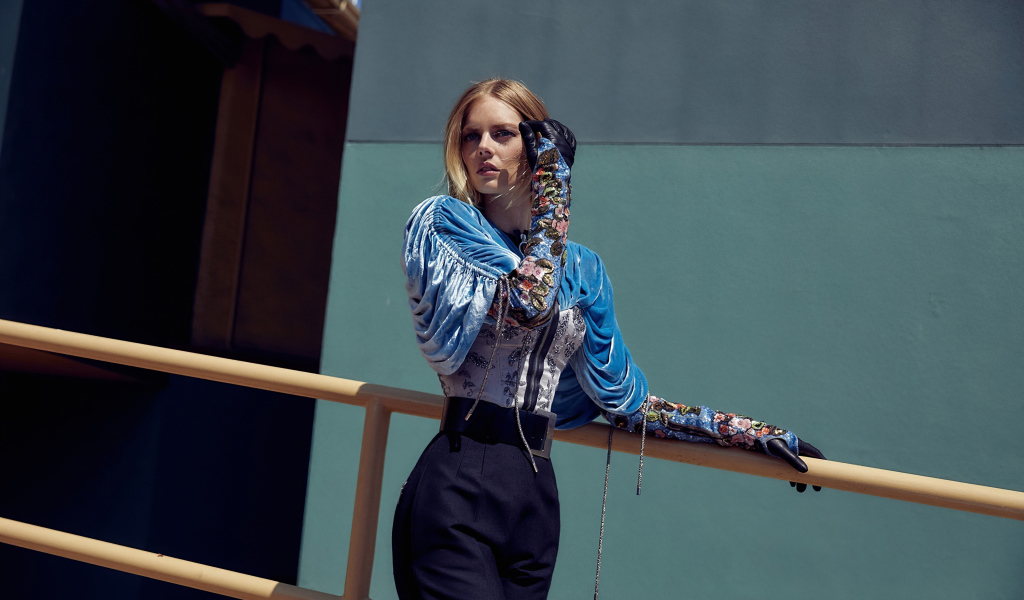 Австралийская актриса, модель Самара Уивинг в костюме