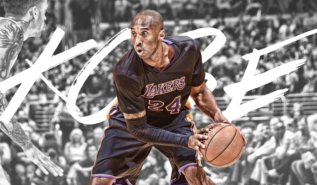 Баскетболист Коби Брайант с мячом на поле