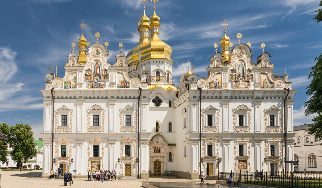 Красивый Успенский Собор под голубым небом, Киев. Украина