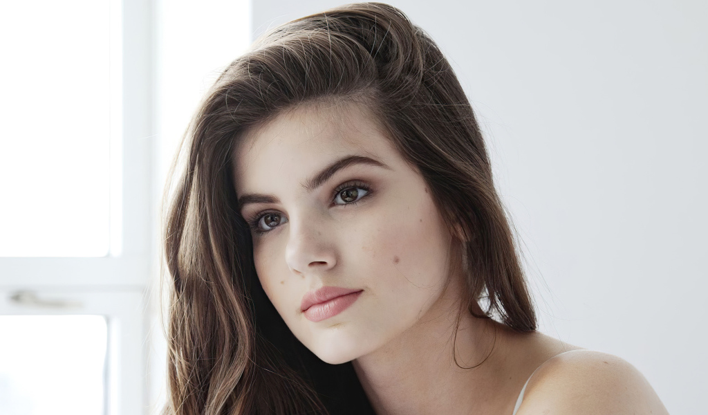 Красивая бразильская актриса Камила Кейроз лицо крупным планом