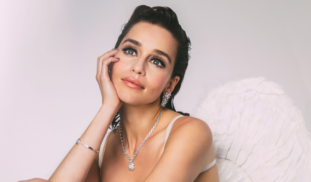 Красивая британская актриса Эмилия Кларк в белом платье 