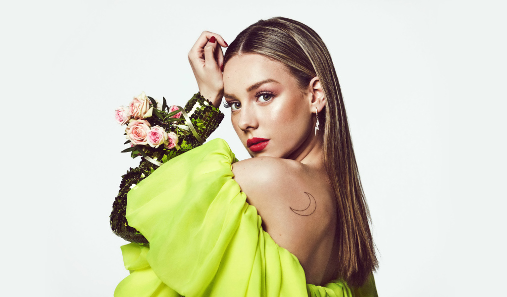 Красивая испанская актриса Эстер Экспосито с татуировкой