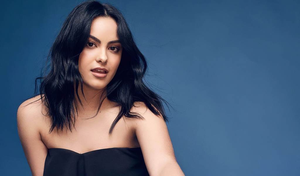 Красивая актриса Камила Мендес на синем фоне