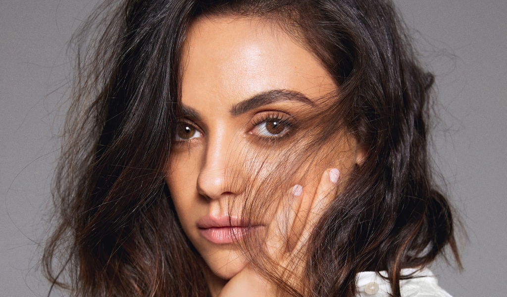 Красивая актриса Мила Кунис лицо крупным планом